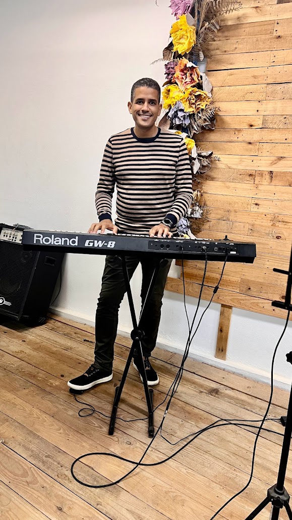 Rafael tocando piano